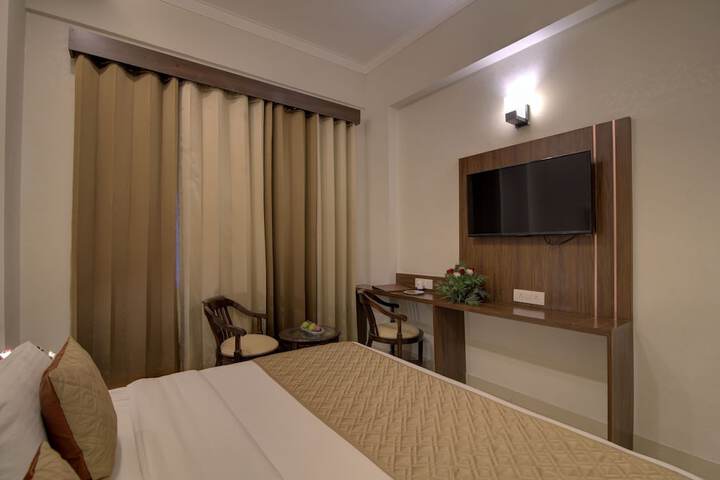 Room 8 of 93