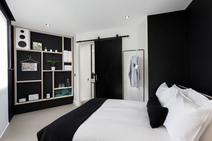 Room 27 of 71