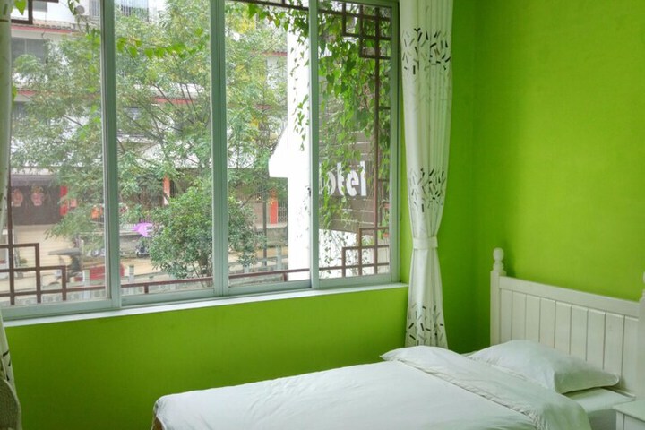 Room 25 of 28