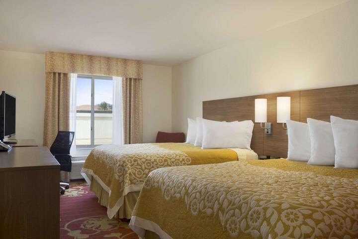 2 Queen Beds (6 of 6)