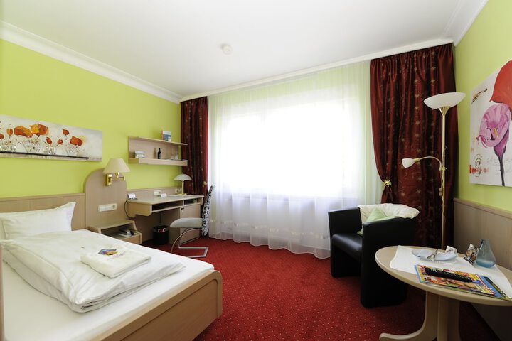 Room 6 of 32