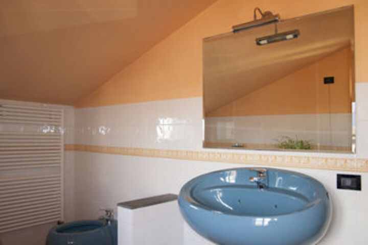 Room 4 of 32