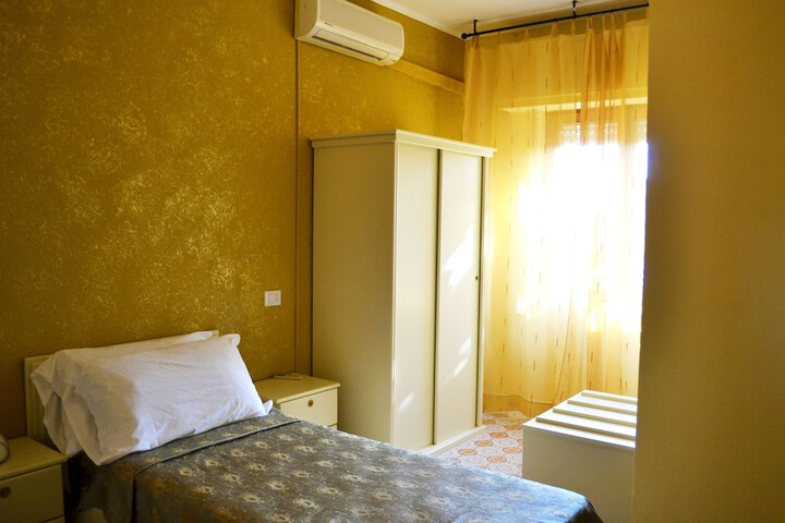 Room 4 of 48