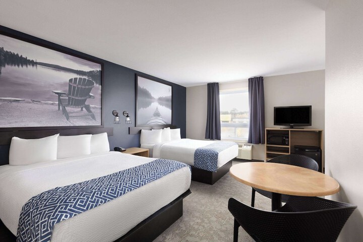 1 Queen Bed Accessible Room (7 of 32)