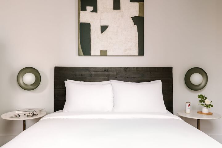 1 Queen Bed (18 of 19)