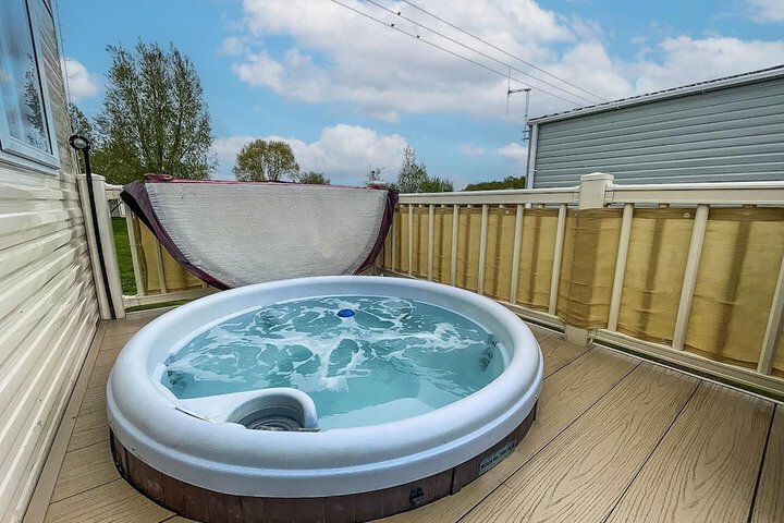 Caravansleeps8-hottub-fireplace-garden-patio in Lincoln