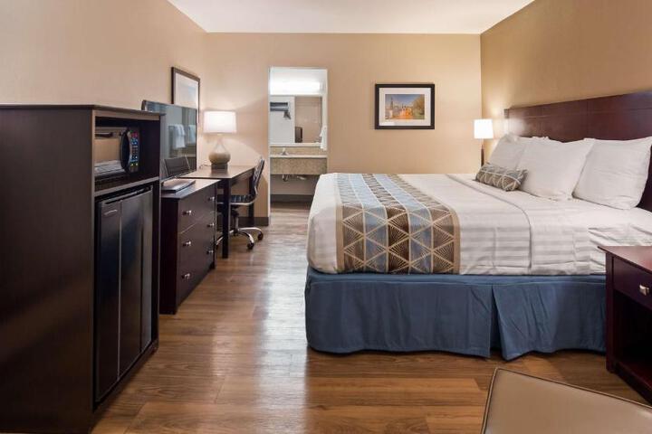 1 King Bed High Speed Internet Accessible Coffee Maker, Hairdryer Iron and Ironing Board Continental Breakfast (1 of 5)