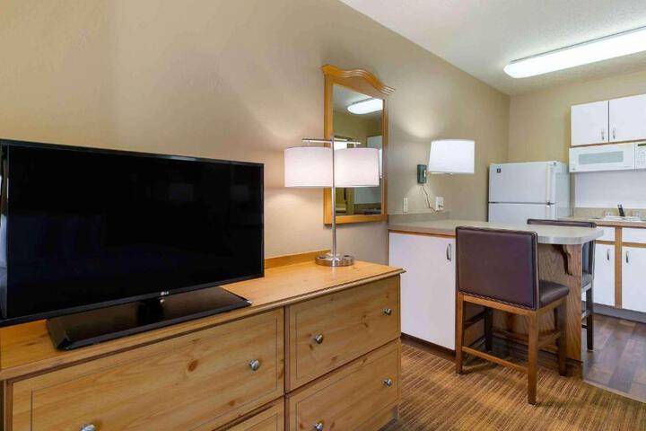 Studio Queen Bed (3 of 10)