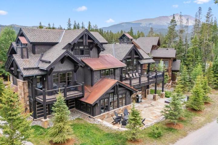 Exterior of Stunning 5BR Shock Hill Mansion- Steps To Gondola