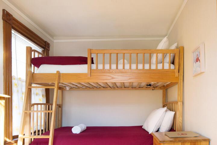 Room 6 of 12