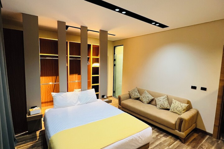 Room 52 of 147