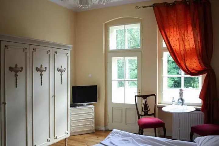 Room 5 of 16