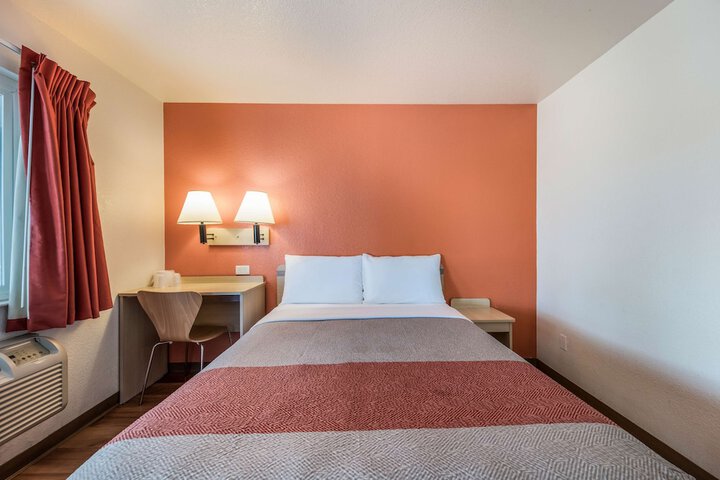 1 Queen Bed (13 of 19)