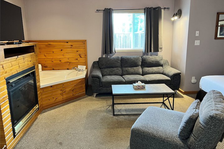 Comfort Room 1 King Bed Jetted Tub (1 of 23)