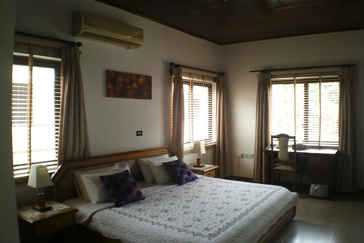 Room 4 of 32