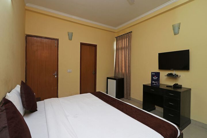 Room 6 of 12