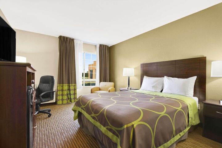 2 Queen Beds (8 of 12)