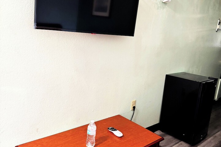 Room 4 of 9