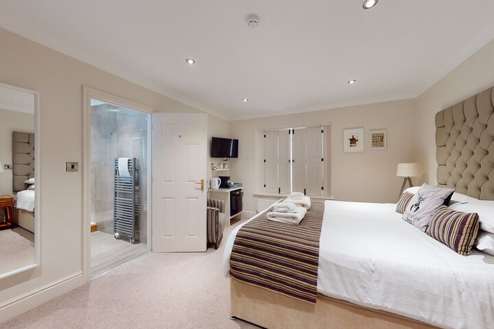 Room 32 of 97