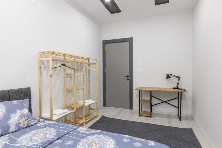 Room 44 of 293