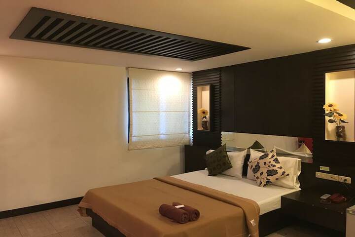 Room 2 of 10