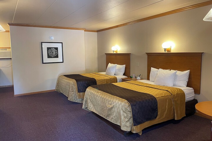 2 Queen Beds (1 of 5)