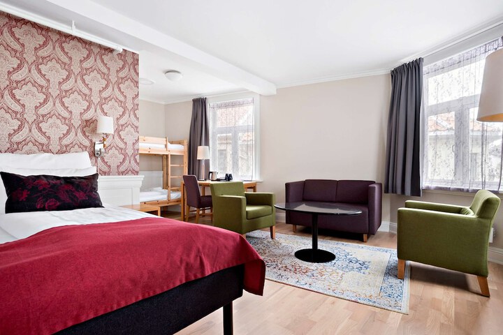 Room 33 of 62