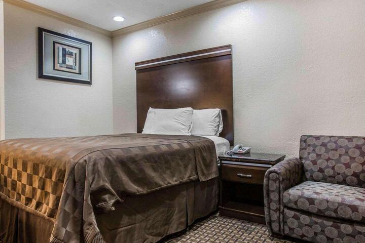 1 Queen Bed (4 of 28)
