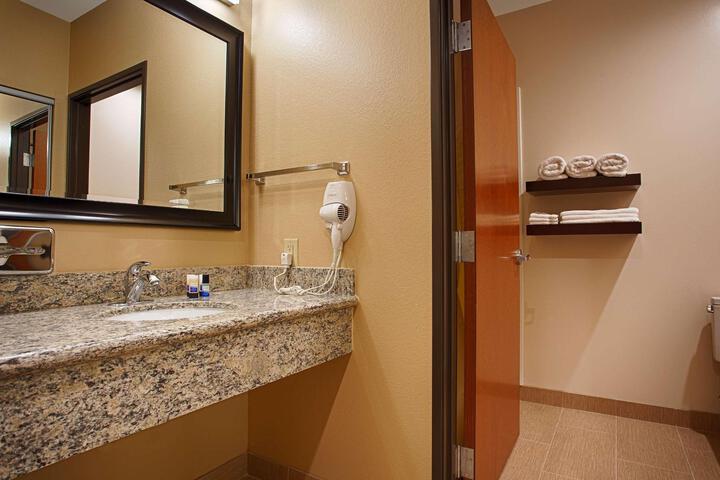 1 King Bed Microwave and Refrigerator WiFi Full Breakfast (2 of 11)