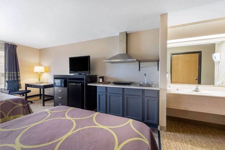 1 Queen Bed (6 of 19)