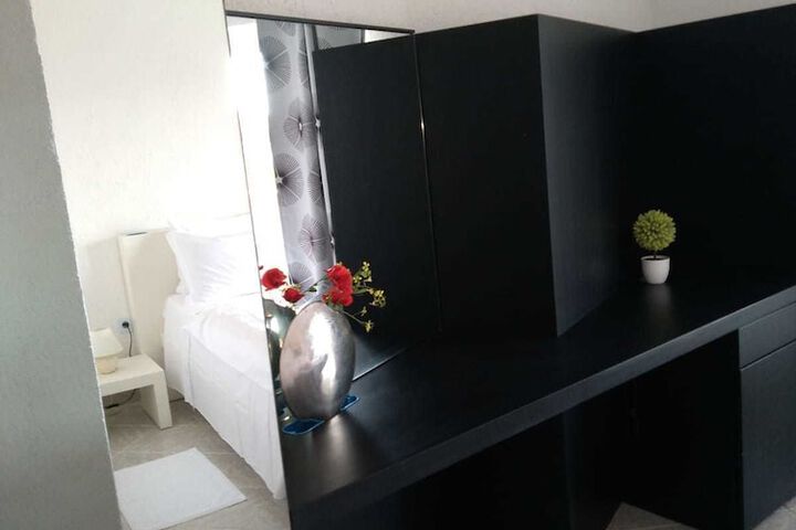 Room 10 of 16