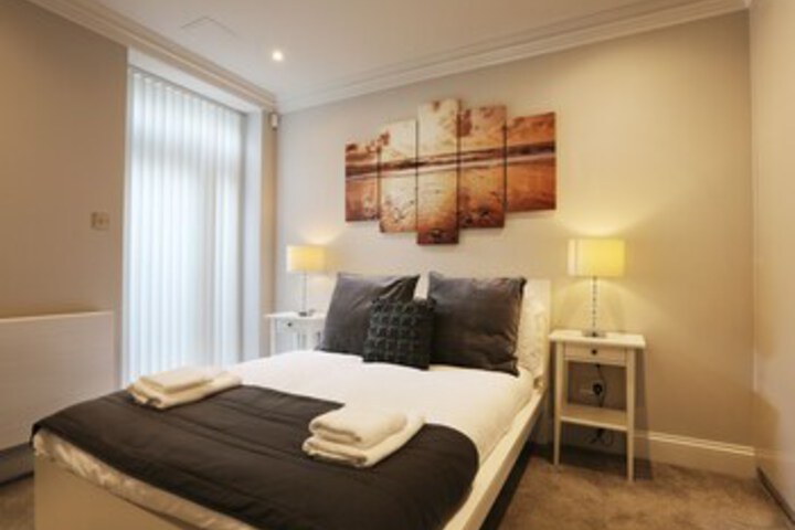 Room 8 of 12