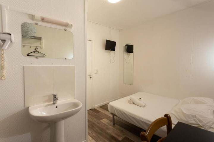 Room 53 of 91