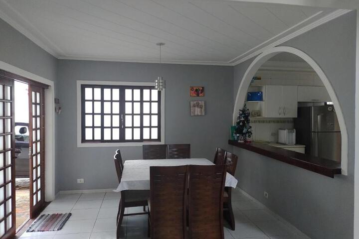 Linda Casa 3 quartos, acomoda 10 pessoas, há 1,5 km da praia da Enseada