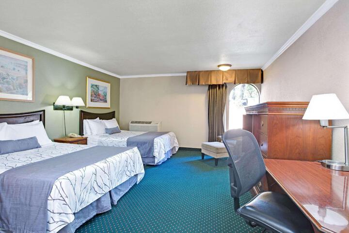 1 Queen Bed (7 of 10)