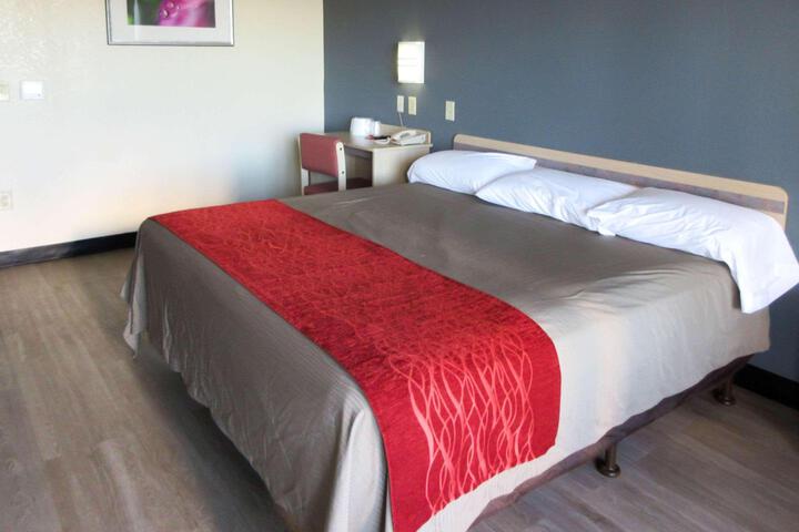 1 King Bed (2 of 7)