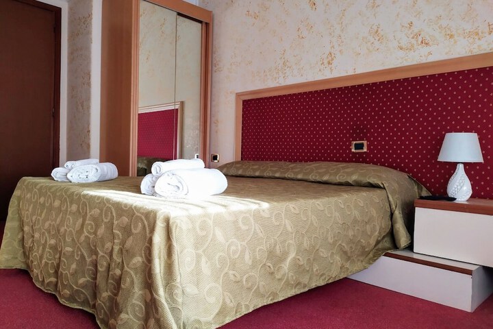 Room 10 of 28
