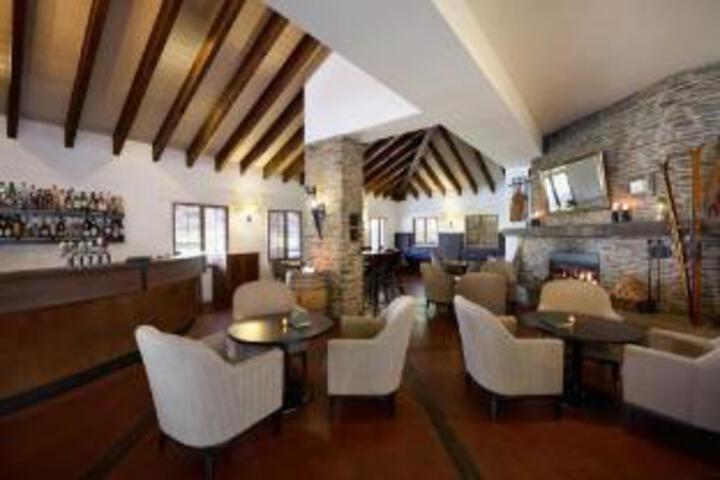 Lounge 4 of 23