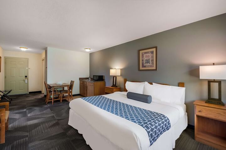 1 King Bed Mobility Accessible Communication Assistance Roll in Shower Full Breakfast (8 of 18)