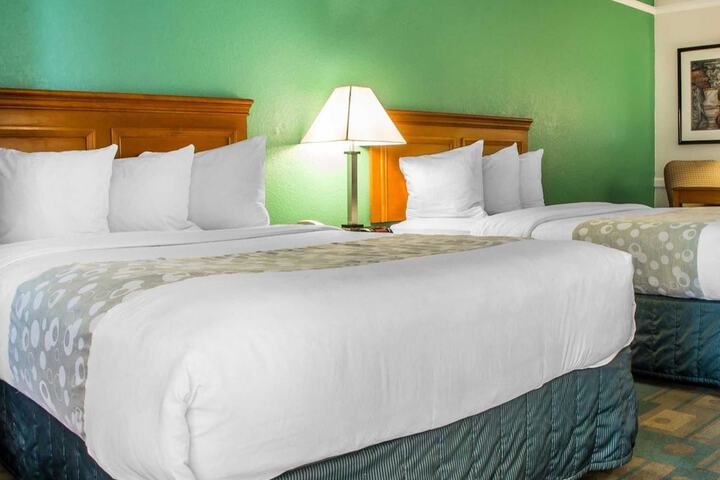 2 Double Beds (9 of 12)