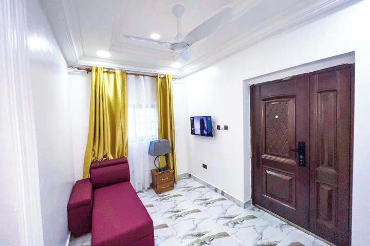 Room 5 of 9