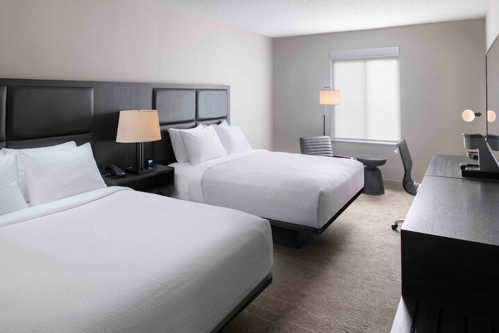 2 Queen Beds (9 of 10)