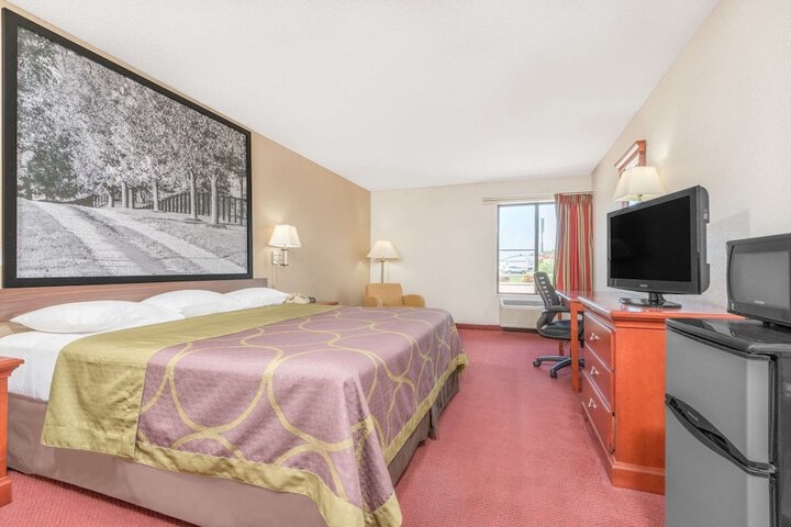 1 King Bed Deluxe Room (9 of 10)