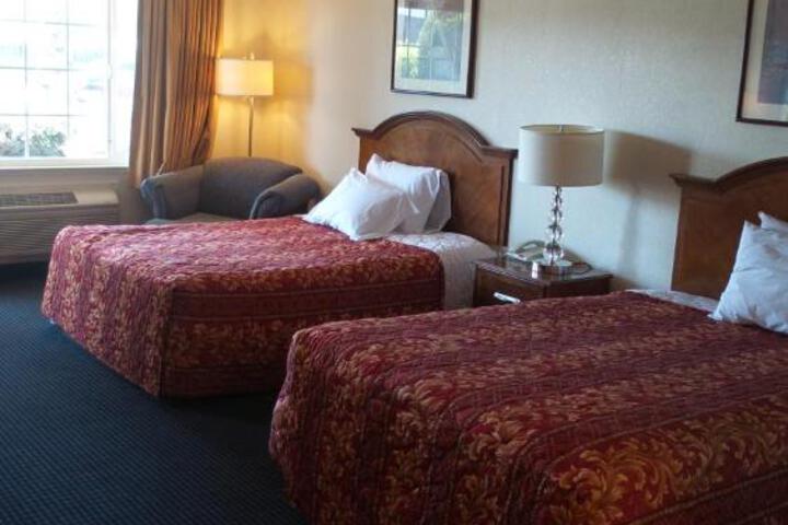 1 Queen Bed (2 of 2)