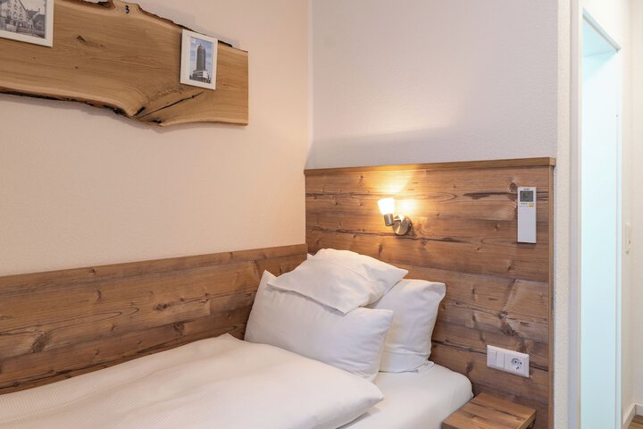 Room 6 of 37