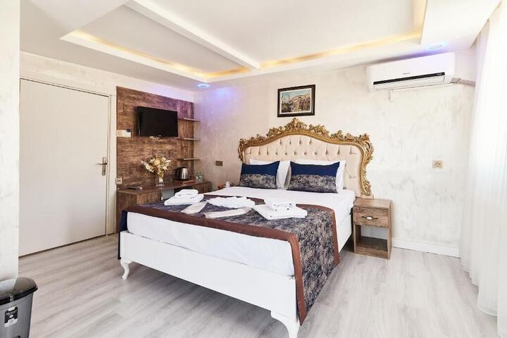 Room 8 of 28