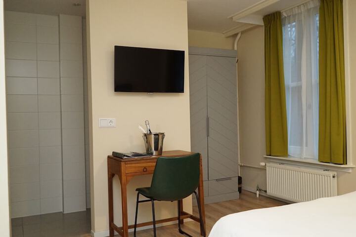 Room 6 of 50