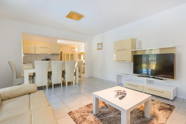 Beautiful Home in Perci With Wifi and 4 Bedrooms