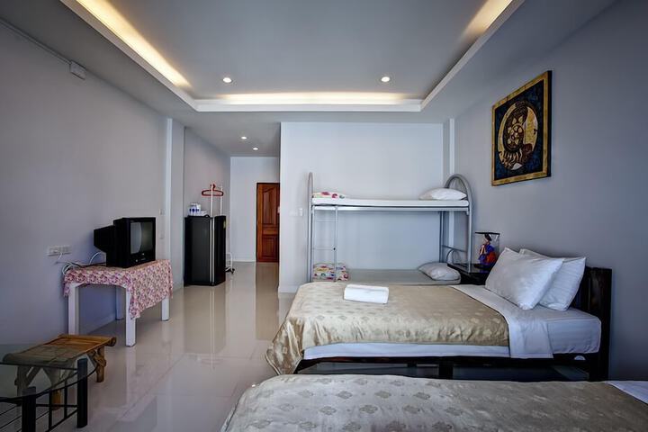 Room 6 of 28
