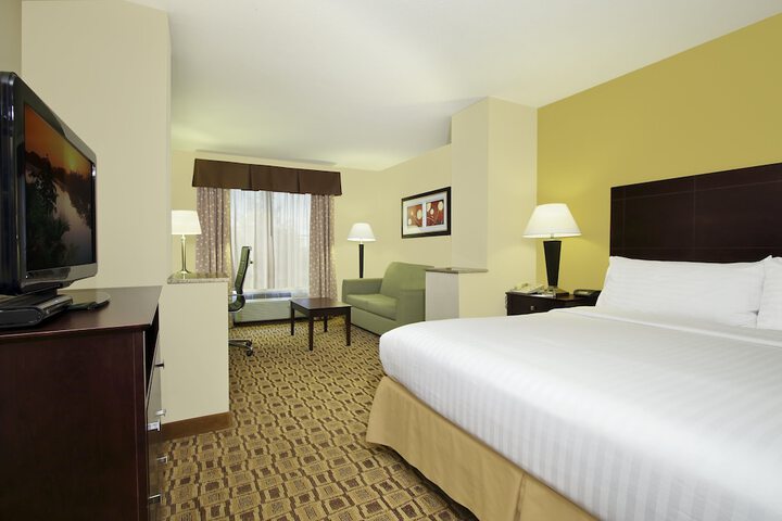 1 King Bed (4 of 6)